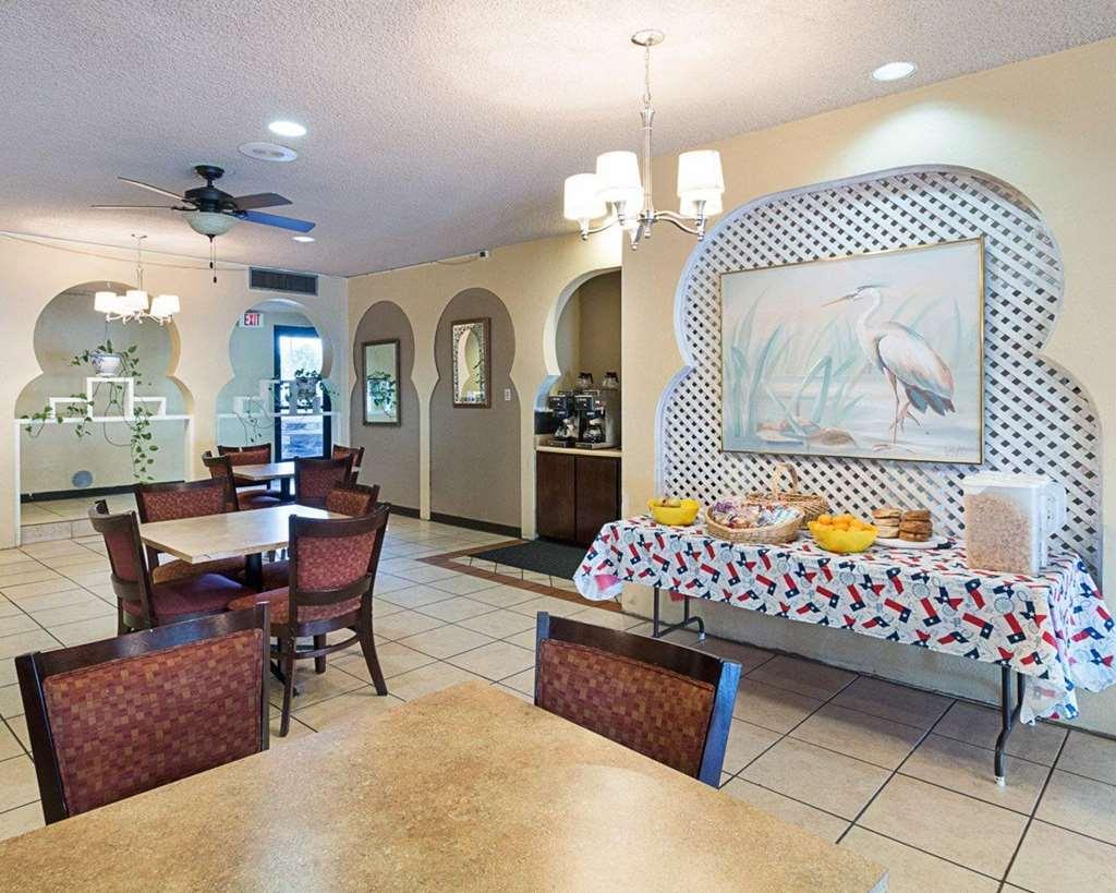 Econo Lodge San Angelo Restaurant photo